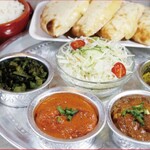 アーユルヴェーダ - チーズナン入りダブルカリーセット