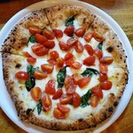 ピッツェリア グランデ - フレッシュトマトとモッツァレラ