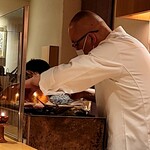 銀座 しのはら - 蟹を焼く大将