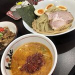 麺や hide - 辛みそつけ麺250g（930円）、味付け玉子トッピング（110円）、ミニチャーシュー丼（300円）