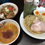 麺や hide - 辛みそつけ麺250g（930円）、味付け玉子トッピング（110円）、ミニチャーシュー丼（300円）