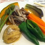 カフェ＆ビア　あるかアるか - 季節野菜のバーニャカウダ
      ワラビとか、珍しい☆
      ガーリックの効いたクリーム。