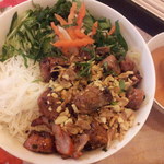 ベトナム料理 ビンミン - ブン ティット ヌォン (焼豚とハーブ和えビーフン) 780円