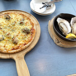 オイスターバール ピトレスク - オイスターピッツァと牡蠣の白ワイン蒸し