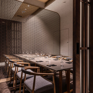 臨場感たっぷりのカウンターのほか、テーブル席・個室も完備