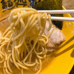 麺処 寅路 - 醤油らー麺（金）の麺