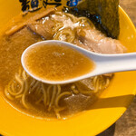 麺処 寅路 - 醤油らー麺（金）のスープ