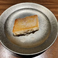 港式料理 鴻禧 - 鶏白子の唐揚げ。焼鳥屋でもなかなか食べれない白子を卵黄とペーストにして。