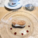 La Brianza - クッキーシューアングレーズソース生クリームダブルクリームキャラメルソース。ディカフェコーヒーと。すっご〜い!!  かわいいフォルムにたっぷりダブルクリーム、すごい新作が登場してる〜食べられるわぁ幸せ♡