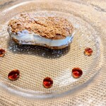 La Brianza - クッキーシューアングレーズソース生クリームダブルクリームキャラメルソース。サクほろのシュー生地、クリームがしみてないサクサク嬉しい〜♡  カラメルソースの風味がよく合うし素晴らしいわぁ