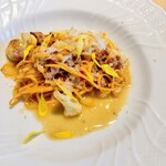 La Brianza - 北海道産タラバガニサルシッチャ蟹の泡タヤリン。冬の味覚たっぷりタラバガニと秋の味覚香り菊、自家製サルシッチャの旨みもたっぷり絡んで美味しい美味しい☆