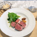 La Brianza - サカエヤ手当て鹿児島県産和牛熟成サーロイン炭火焼きロメスコソースタスマニア産粒マスタード檜の香り。わ～いヽ(=´▽`=)ﾉたっぷりカット嬉しいな。ブリアンツァの火入れでいただくサカエヤさんのお肉が一番