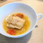 La Brianza - 甘鯛松笠焼きセミドライアメーラトマト下仁田ねぎ魚介のスープ。松笠焼きの香ばしいパリパリと旨みたっぷりのスープが素晴らしい対比。トマトの甘みコクもいいアクセントだわ〜