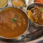 CURRY KING - マトンカレーとタルカリ。
                        マトンカレーは激辛にしたけどペースが甘めの仕様。タルカリはインネパカレーと和えたような味付け。