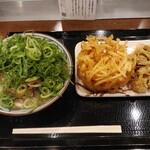 Marugame Seimen - 肉うどん並にネギたっぷり＆天ぷら（11/14）