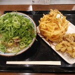 Marugame Seimen - 肉うどん並にネギたっぷり＆天ぷら（11/14）