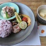 Nagi Ha Shokudou - 季節野菜の汁物　メインプレートと黒米ごはん