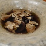 レストラン ナズ - 黄金軍鶏コンソメ 発酵した蓮根 ごぼう 里芋ラビオリ トリュフ