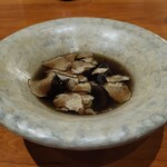 レストラン ナズ - 黄金軍鶏コンソメ 発酵した蓮根 ごぼう 里芋ラビオリ トリュフ