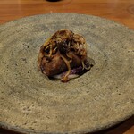 レストラン ナズ - 美ヶ原の仔鹿のヒレのカツレツ 発酵した黒蜂蜜 原木平茸ソース