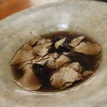 レストラン ナズ - 黄金軍鶏コンソメ 発酵した蓮根 ごぼう 里芋ラビオリ トリュフ