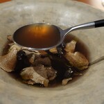 レストラン ナズ - 黄金軍鶏コンソメ 発酵した蓮根 ごぼう 里芋ラビオリ トリュフ