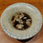 レストラン ナズ - 黄金軍鶏コンソメ 発酵した蓮根 ごぼう 里芋ラビオリ トリュフ