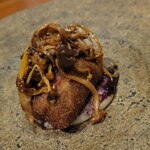 レストラン ナズ - 美ヶ原の仔鹿のヒレのカツレツ 発酵した黒蜂蜜 原木平茸ソース