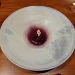 レストラン ナズ - ローストした丸ごとビーツの燻製 胡桃 ビーツの皮のパウダー