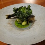 レストラン ナズ - 揚げたハヤ  発酵キャベツ アボガド 紅玉のソース ケールのチップ