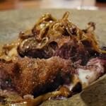 レストラン ナズ - 美ヶ原の仔鹿のヒレのカツレツ 発酵した黒蜂蜜 原木平茸ソース
