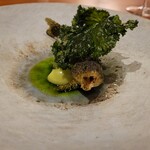 レストラン ナズ - 揚げたハヤ  発酵キャベツ アボガド 紅玉のソース ケールのチップ