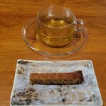 レストラン ナズ - 小麦不使用の冷たいヘーゼルナッツのケーキとハーブティー