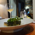 レストラン ナズ - 揚げたハヤ  発酵キャベツ アボガド 紅玉のソース ケールのチップ