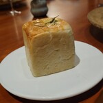 レストラン ナズ - キタアカリとローズマリーのフォカッチャ