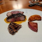 レストラン ナズ - 菅平高原のダボス牧場の羊肩肉ロースト 短黒和牛レバー