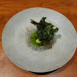 レストラン ナズ - 揚げたハヤ  発酵キャベツ アボガド 紅玉のソース ケールのチップ