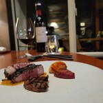 レストラン ナズ - 菅平高原のダボス牧場の羊肩肉ロースト 短黒和牛レバー