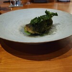 レストラン ナズ - 揚げたハヤ  発酵キャベツ アボガド 紅玉のソース ケールのチップ