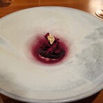 レストラン ナズ - ローストした丸ごとビーツの燻製 胡桃 ビーツの皮のパウダー