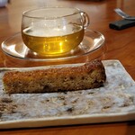 レストラン ナズ - 小麦不使用の冷たいヘーゼルナッツのケーキとハーブティー