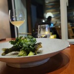 レストラン ナズ - 揚げたハヤ  発酵キャベツ アボガド 紅玉のソース ケールのチップ