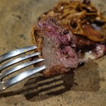 レストラン ナズ - 美ヶ原の仔鹿のヒレのカツレツ 発酵した黒蜂蜜 原木平茸ソース