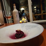 レストラン ナズ - ローストした丸ごとビーツの燻製 胡桃 ビーツの皮のパウダー