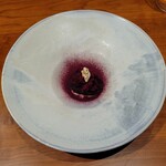 レストラン ナズ - ローストした丸ごとビーツの燻製 胡桃 ビーツの皮のパウダー