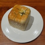 レストラン ナズ - キタアカリとローズマリーのフォカッチャ