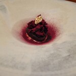 レストラン ナズ - ローストした丸ごとビーツの燻製 胡桃 ビーツの皮のパウダー