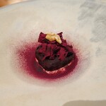 レストラン ナズ - ローストした丸ごとビーツの燻製 胡桃 ビーツの皮のパウダー
