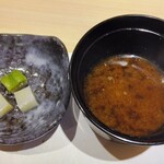 横浜 鮨 ふくじゅ - ザーサイのお漬物・大和芋の赤出汁