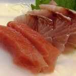 横浜 鮨 ふくじゅ - マグロと天然ブリのお刺身（アップ）